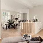 Bergen. Historic Luxury Near The Centre * Μπέργκεν